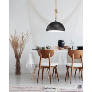 Schwarze Fischer & Honsel Pendelleuchte Rope mit Hanfseil über Esstisch.