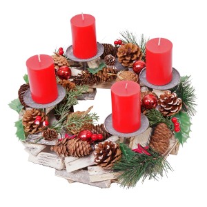 MCW Adventskranz aus Holz mit 4 roten Kerzen, geschmückt mit Kugeln und Zapfen.