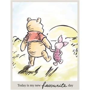 Winnie Pooh Wandbild: Winnie und Ferkel Hand in Hand vor gelbem Hintergrund.