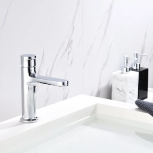 Moderne Chrom Waschtischarmatur mit flachem Auslauf auf weißem Waschbecken im Bad. Puristisches Design.
