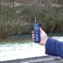 Hand hält PCE Instruments Hygrometer 555, ein blaues Messwerkzeug zur Feuchte- und Temperaturmessung.