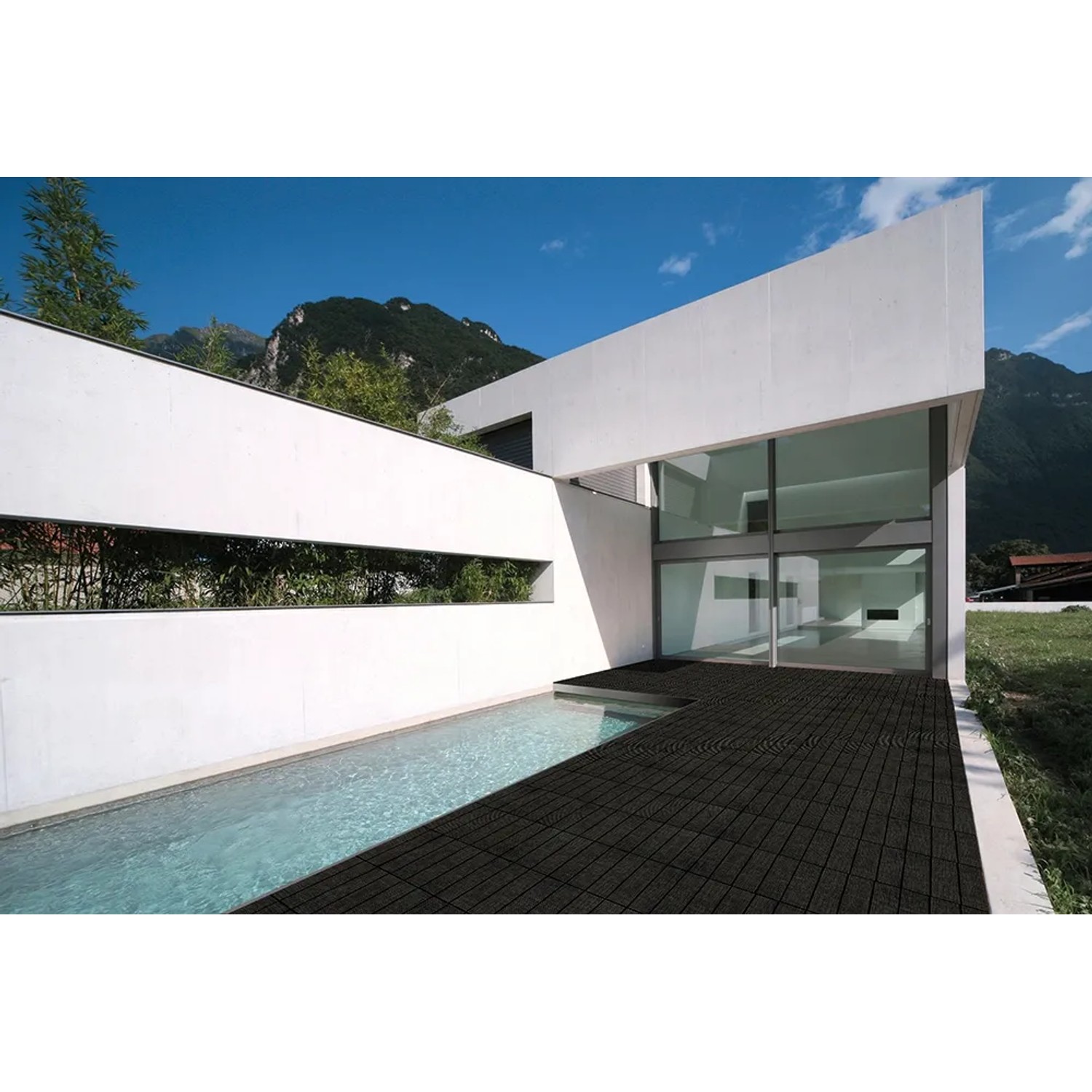 Anthrazitfarbene Florco Klickfliesen Tex (30x30 cm) umranden einen Pool auf einer Terrasse.