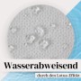 Detailaufnahme einer wasserabweisenden Vlies-Tischdecke mit abperlenden Wassertropfen.