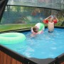 EXIT Pool mit Abdeckung 300x200cm. Kinder spielen im Pool mit Poolabdeckung.