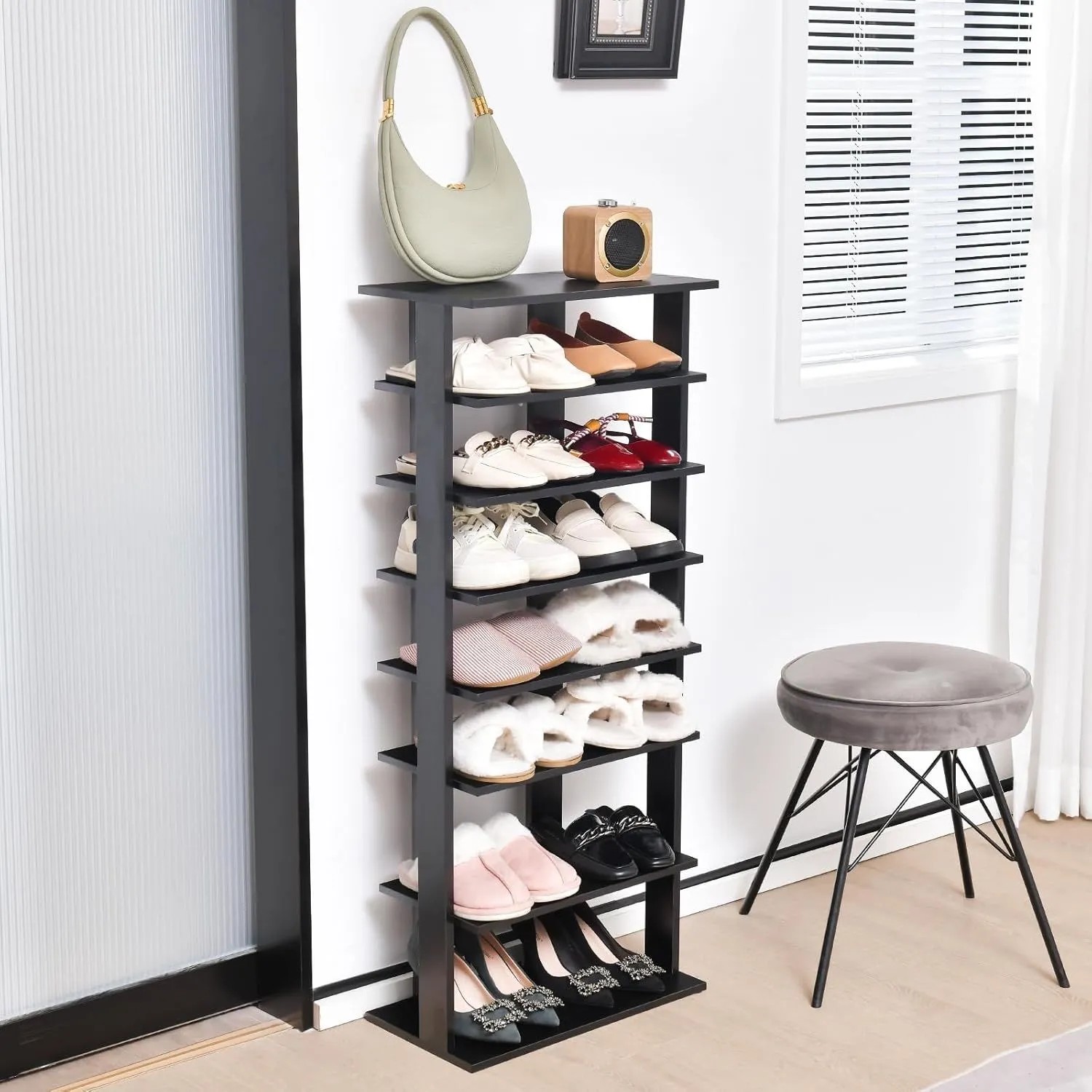 Schwarzes, höhenverstellbares Schuhregal mit 8 Ebenen aus Holz, befüllt mit Schuhen.