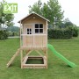 EXIT Loft 500 Holzspielhaus naturel mit Rutsche, Sandkasten und Leiter im Garten.