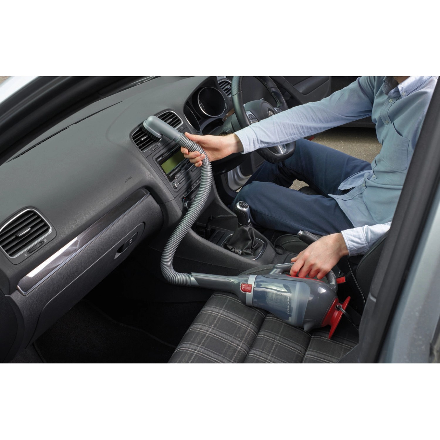 Black+Decker Autosauger ADV1200 im Einsatz zur Reinigung des Armaturenbretts.