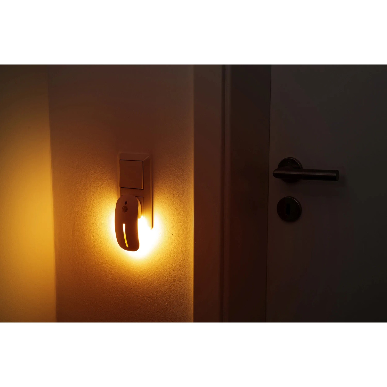 Müller-Licht LED-Nachtlicht Agena Weiß mit Sensor in Steckdose, warmes Licht.