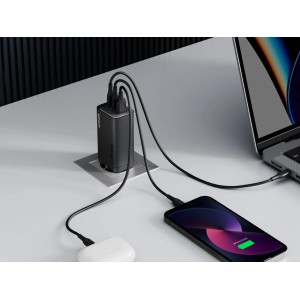 Anker 737 GaNPrime 120W Ladegerät lädt Laptop, Smartphone und Kopfhörer gleichzeitig.