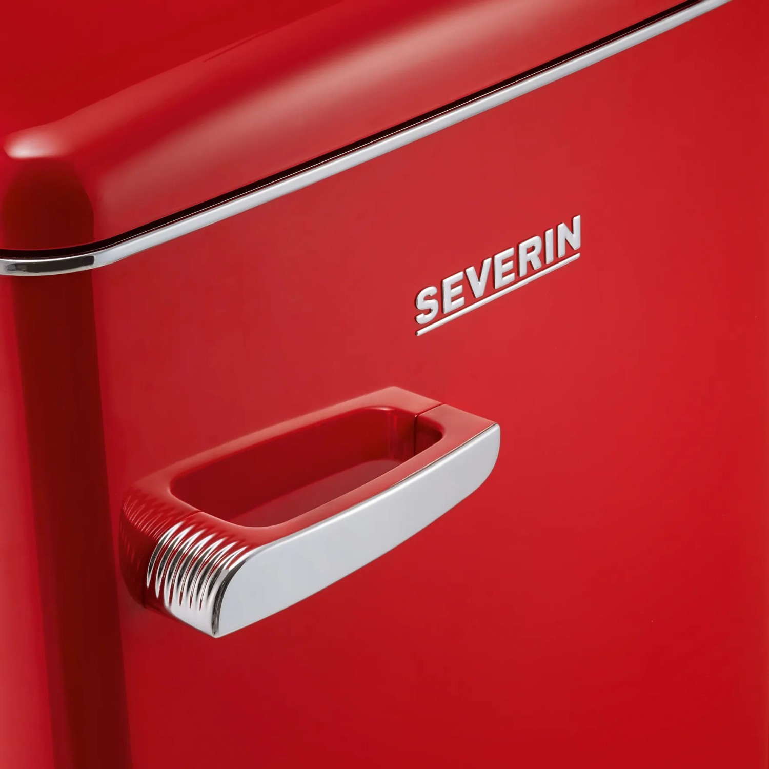 Detailaufnahme: Roter Severin Tischkühlschrank im Retro-Design mit Chromgriff.