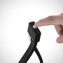 Detailaufnahme: Finger betätigt Dimmer der schwarzen Lindby LED Stehlampe Welina.