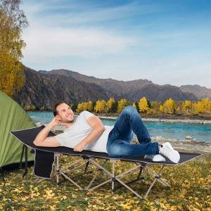 Outsunny Campingbett, Stahlgestell mit Oxfordstoff, schwarz. Mann liegt entspannt auf der Liege in der Natur.