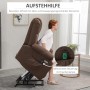 Brauner HOMCOM Fernsehsessel mit elektrischer Aufstehhilfe. Eine Person steht bequem auf. Beleuchtete Fernbedienung im Seitenfach.