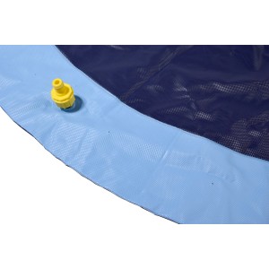 Detailansicht: Blauer Hunde-Pool mit Wasserfontänen und gelbem Anschluss für Gartenschlauch.