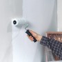 Hand streicht Wand mit LUX Vestanwalze 18 cm. Farbwalze für Dispersionsfarbe.