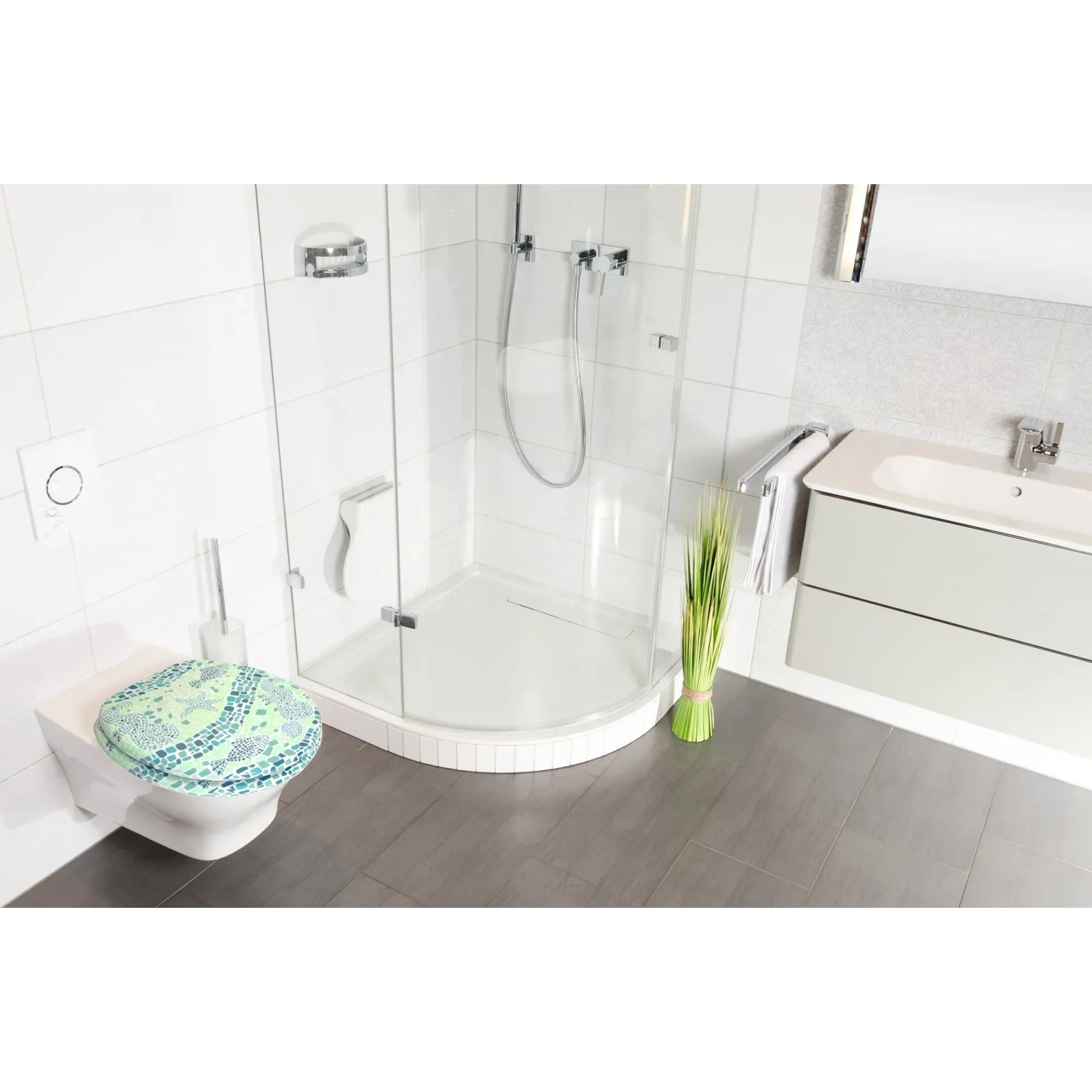 Sanilo WC-Sitz Mosaic World Green mit Absenkautomatik auf Toilette im Badezimmer.