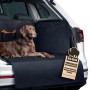 Universelle Kofferraum Schutzmatte mit Seiten- & Stoßstangenschutz im Auto. Brauner Hund liegt auf der schwarzen, wasserabweisenden Matte.