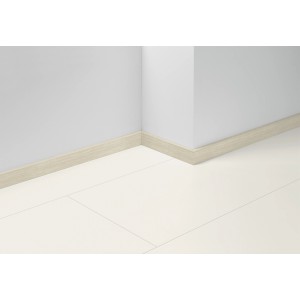 Parador Sockelleiste SL 5 wasserfest, Dekor D090 Eiche, 50x16x2200 mm, montiert an Wand und Boden.