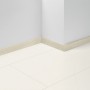 Parador Sockelleiste SL 5 wasserfest, Dekor D090 Eiche, 50x16x2200 mm, montiert an Wand und Boden.