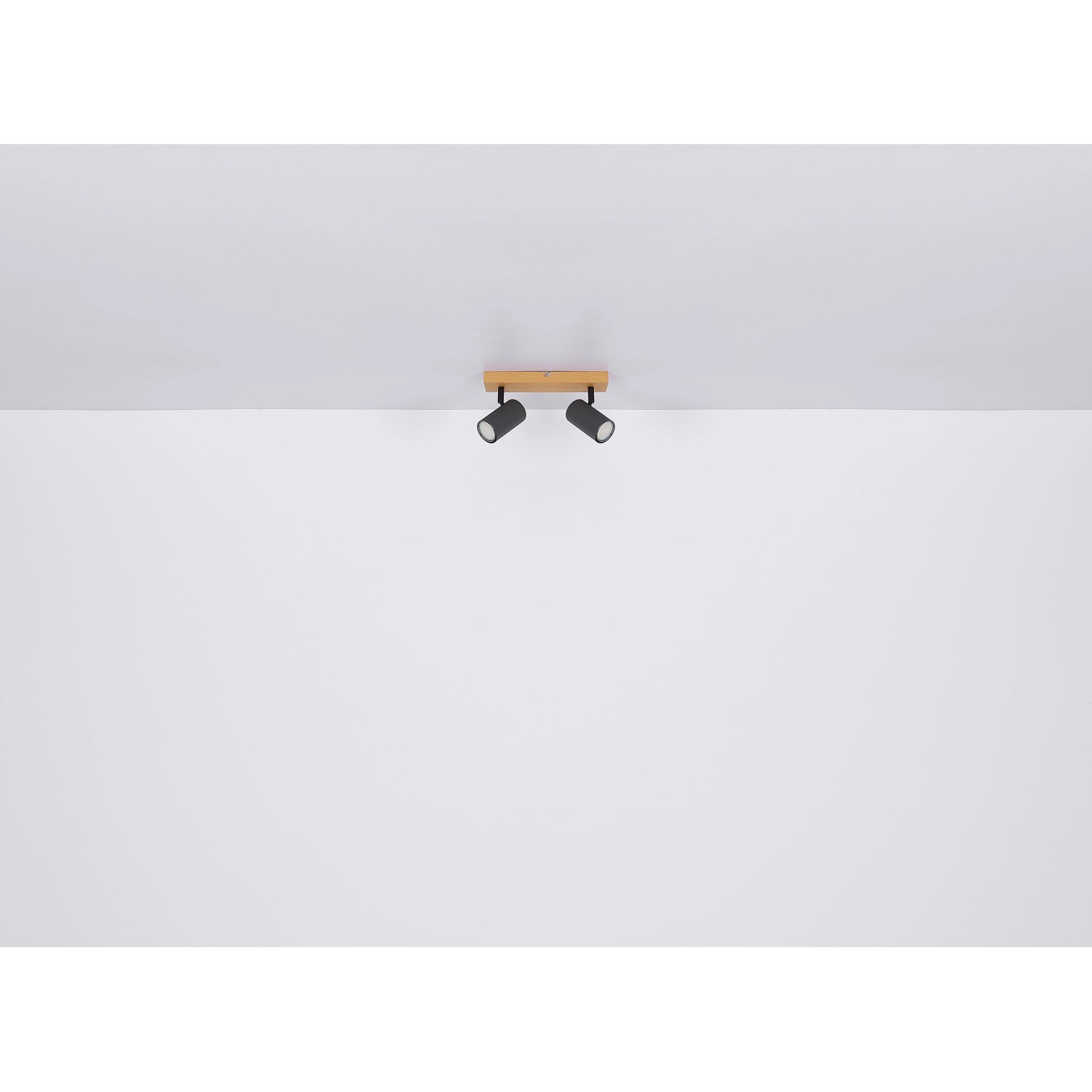 Schwarzer Globo Strahler Robby, 1-flammig, mit Holzsockel an weißer Decke.