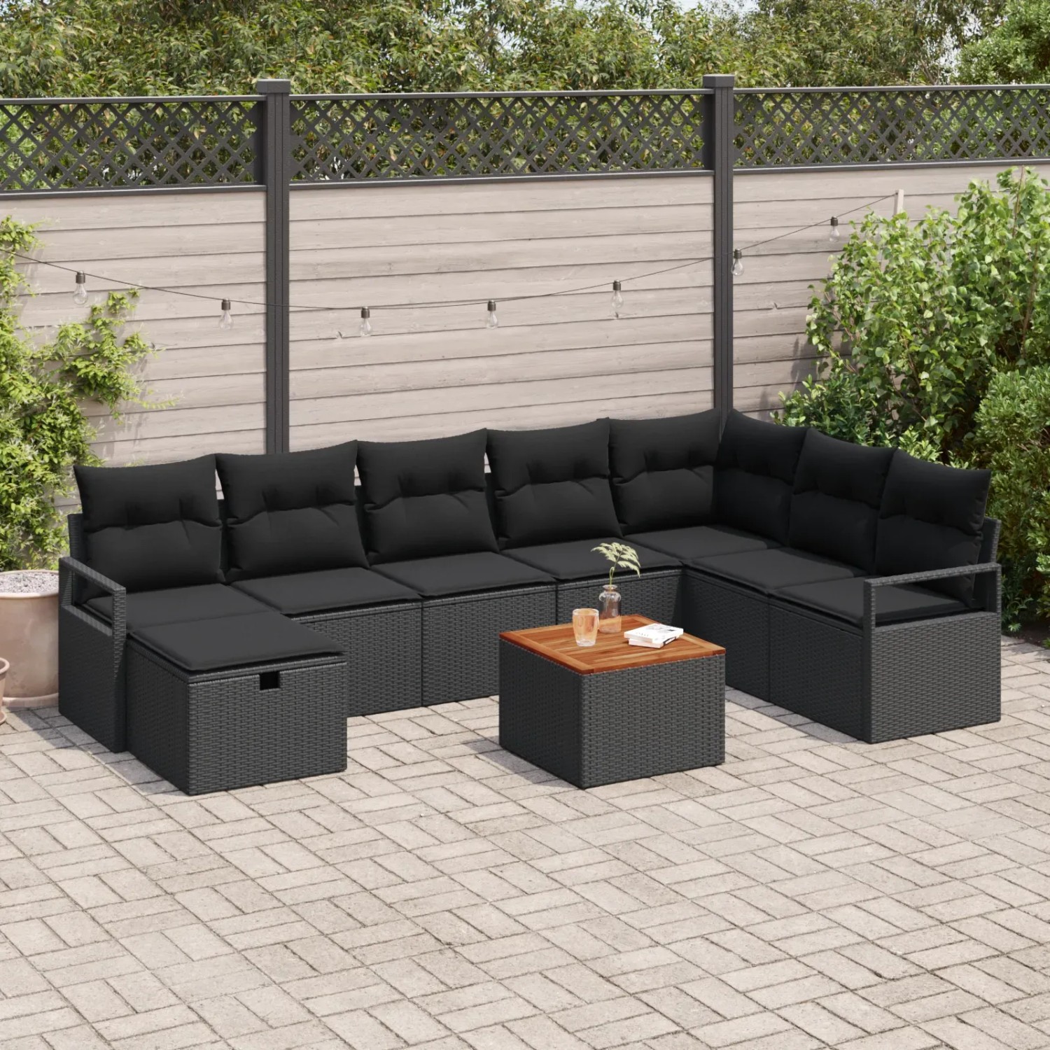 Schwarzes 9-teiliges vidaXL Garten-Sofa-Set aus Poly Rattan mit Kissen und Tisch.