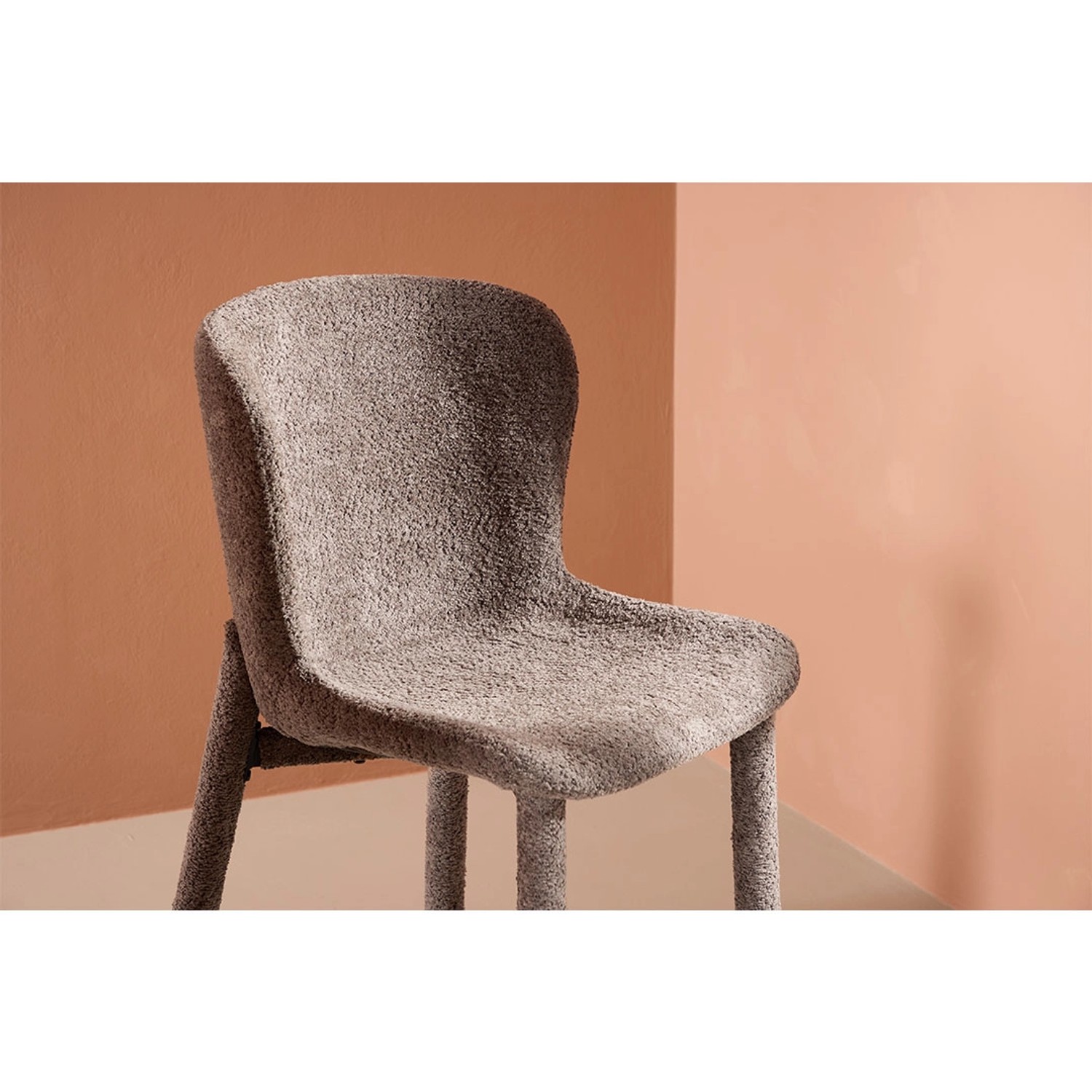 Brauner Esszimmerstuhl Astoria von ebuy24 mit weichem, strukturiertem Stoffbezug.