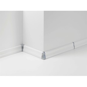 Parador Aussenecken in Alu-Optik für SL 4 Sockelleisten an einer weißen Wand.