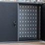 Ondis24 Werkstattschrank Ben, Teil des Werkbank Sets, mit Lochwand und abschließbarer Tür.
