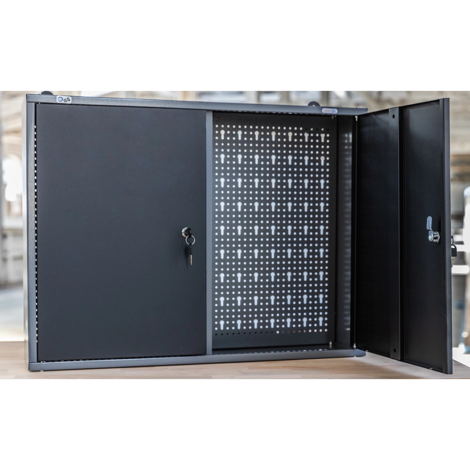 Ondis24 Werkstattschrank Ben, Teil des Werkbank Sets, mit Lochwand und abschließbarer Tür.