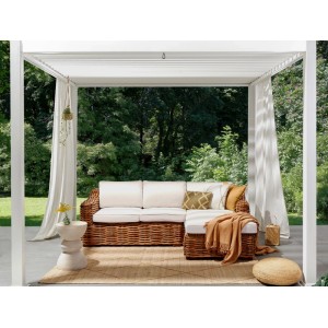 Beiges Gartensofa mit Rattan-Optik und weißen Kissen unter einer Pergola.