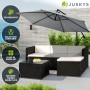 Schwarze Juskys Polyrattan Lounge Punta Cana mit creme Bezügen, Sonnenschirm und Tisch.