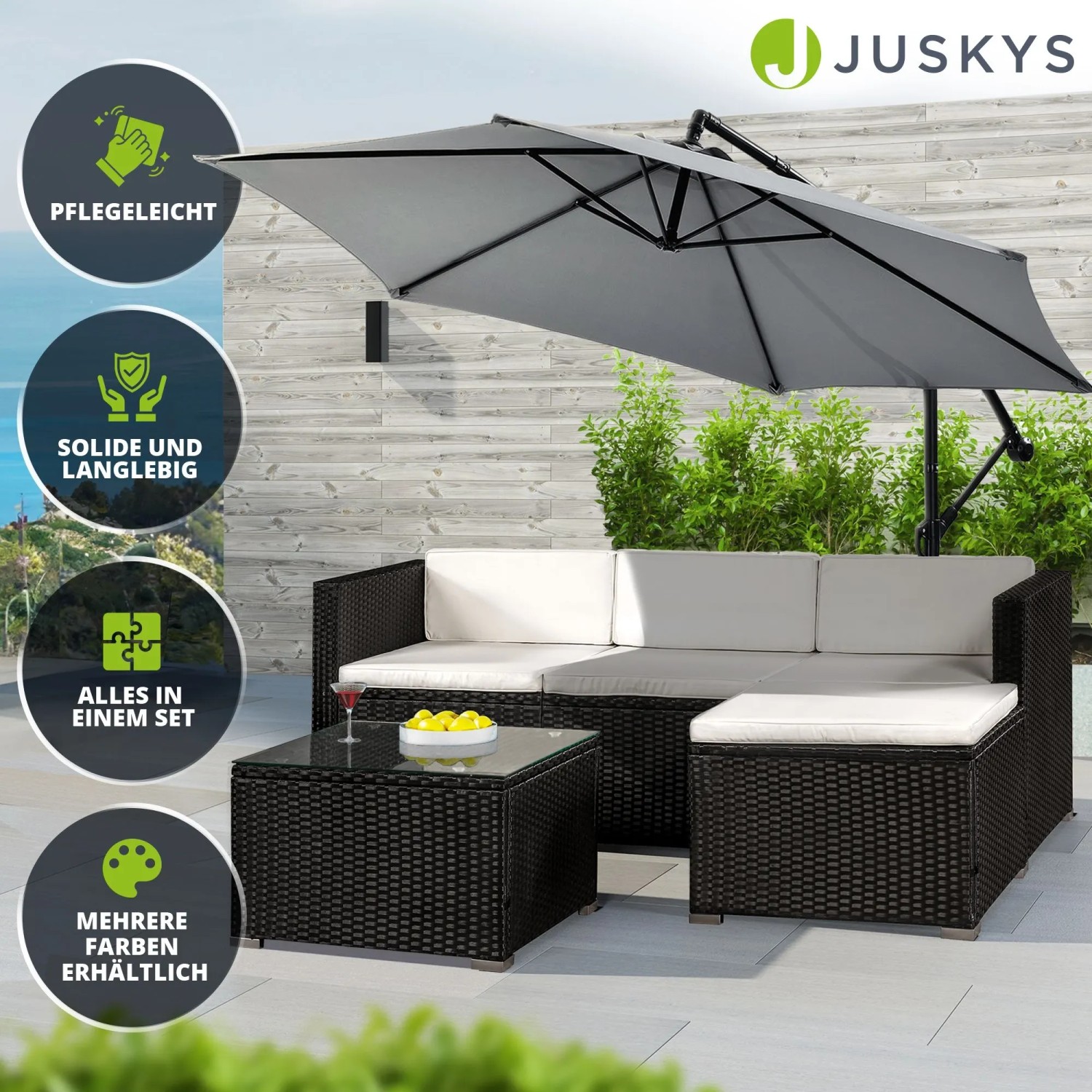 Schwarze Juskys Polyrattan Lounge Punta Cana mit creme Bezügen, Sonnenschirm und Tisch.