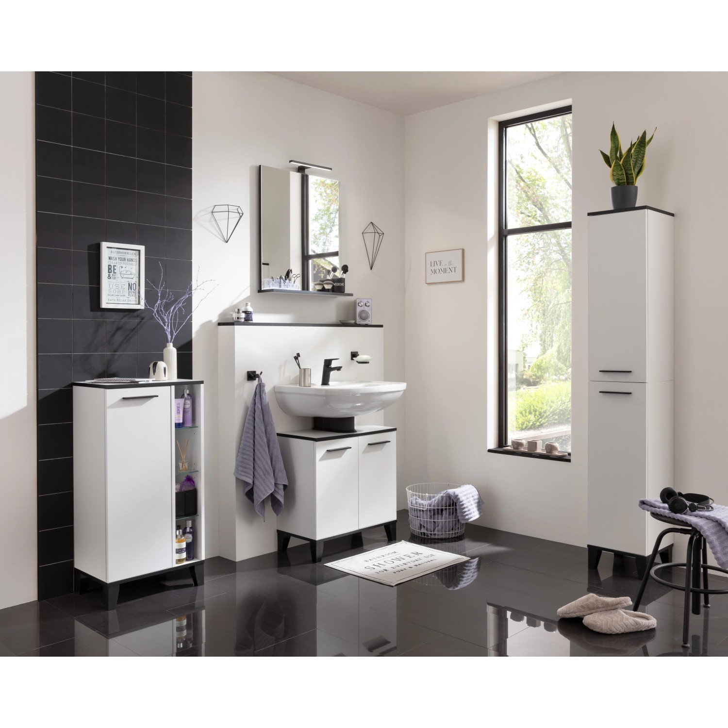 Modernes Badezimmer-Set mit Fackelmann LED-Aufsatzleuchte in Schwarz Matt für optimale Ausleuchtung.