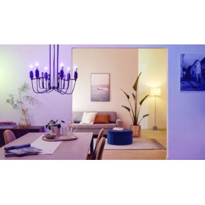 Philips Smart LED Kerzenlampe E14, Farbwechsel in Wohnraum-Szene.