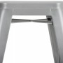Silberner Metallhocker Armin mit quadratischer Sitzfläche und stabilen Beinen im Industrial-Look.