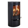 Schwarzer Aduro 9.1 Kaminofen aus Stahl, 6 kW, mit Automatik und Holzscheiten im Brennraum.