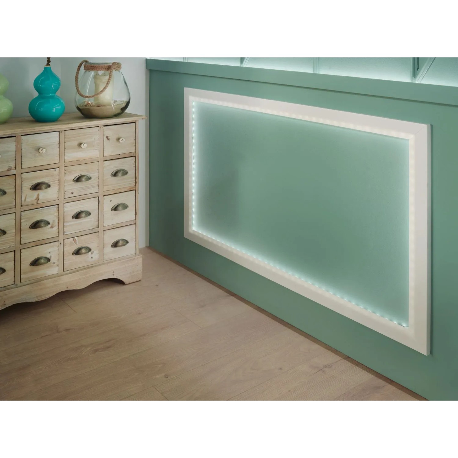 Paulmann YourLED ECO Stripe, 3 m, warmweiß, an Wand montiert, für stimmungsvolle Beleuchtung.
