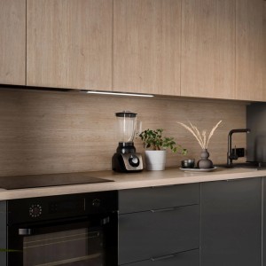 Emuca Kaus LED-Wandleuchte schwarz, 600mm, wiederaufladbar, mit Bewegungssensor unter Küchenschrank.
