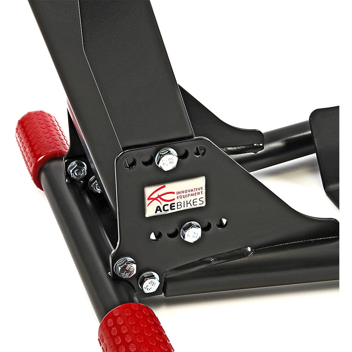 Detailaufnahme der Stema Radhalterwippe Stand Alone für Autoanhänger, mit rotem Handgriff und Acebikes Logo.