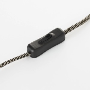 Detailaufnahme des Schnurzwischenschalters der Brilliant Tischleuchte Casket.