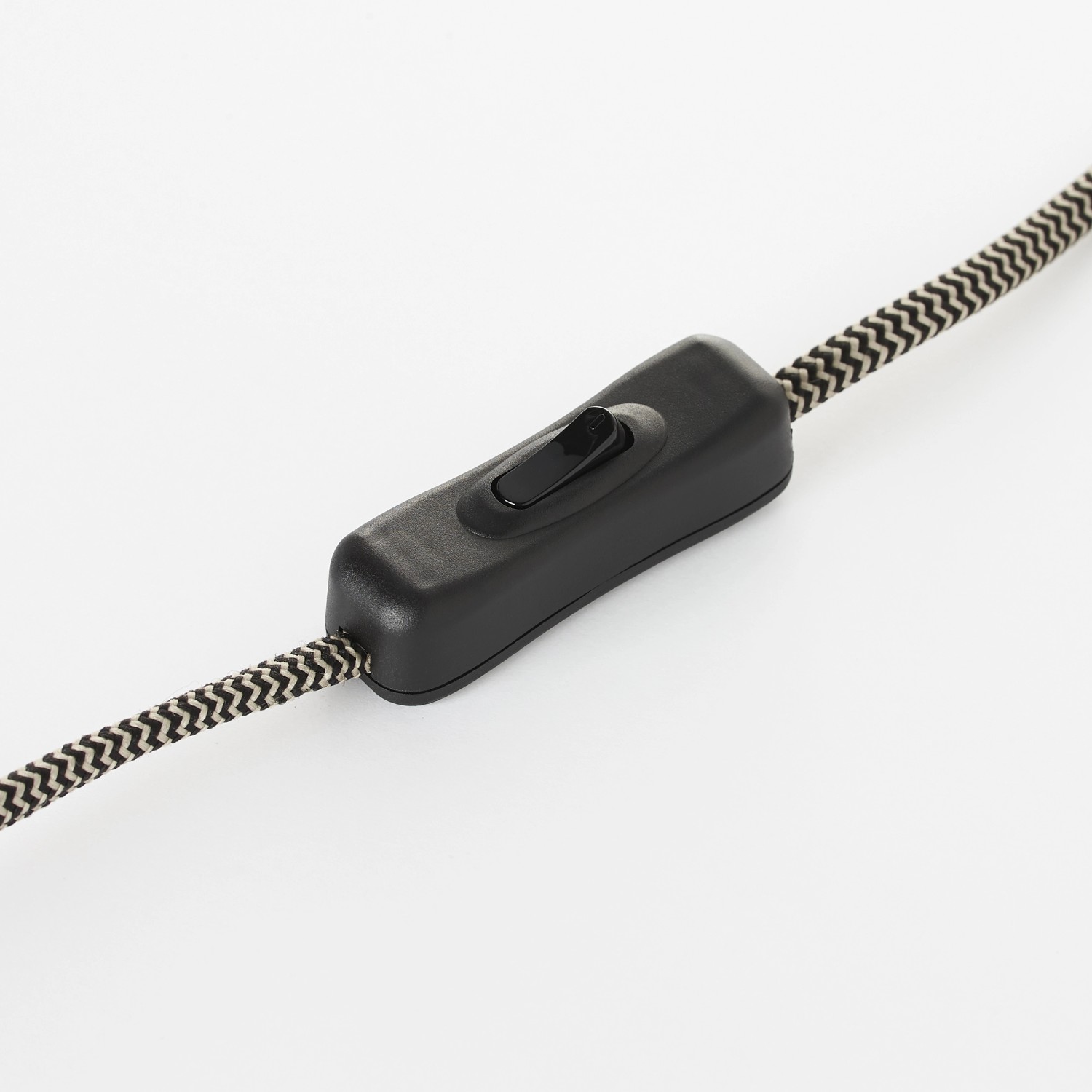 Detailaufnahme des Schnurzwischenschalters der Brilliant Tischleuchte Casket.