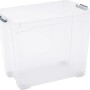 Transparente OBI Allzweckbox Cadiz XXL mit Rollen und grauen Verschlussclips.