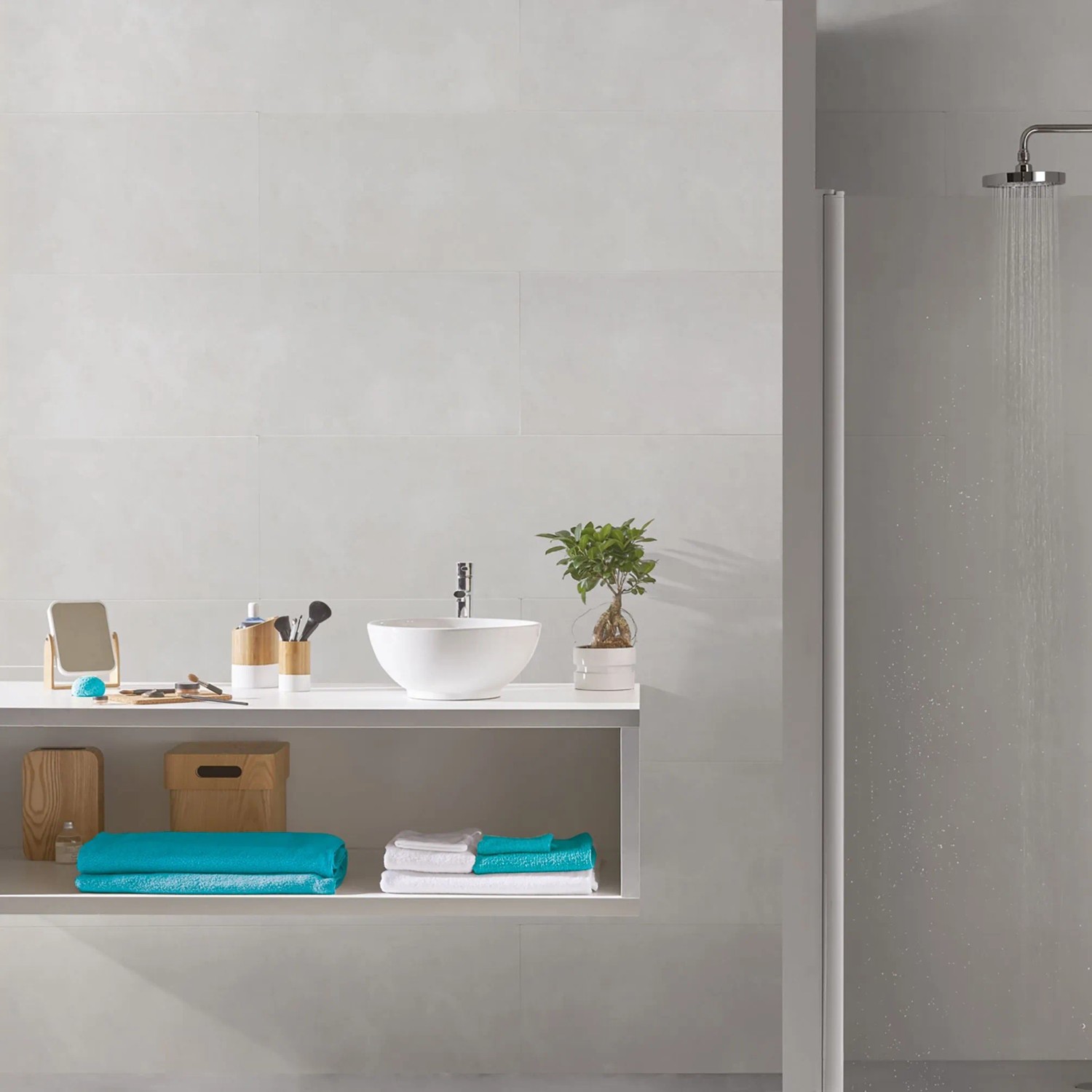 Badezimmer mit Grosfillex Wandverkleidung Element Compact Beton Weiß, 120x37,5 cm.