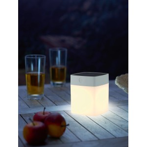 Weiße Solar-Tischleuchte in Quaderform für stimmungsvolle Deko-Beleuchtung im Garten.