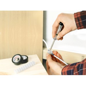 Anwendung: LUX Spannungsprüfer-Set prüft Spannung an Kabel mit Lüsterklemme, Isolierband und Werkzeug.