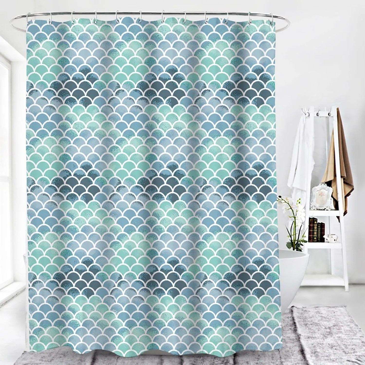 Euroshowers Duschvorhang mit blau-grünem Schuppenmuster und Metallösen.