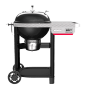 Schwarzer Weber Holzkohlegrill Performer 57 cm mit Seitentisch und Rollwagen.