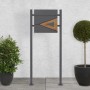 ML-Design Standbriefkasten in Anthrazit mit Holzoptik und Zeitungsfach auf anthrazitfarbenem Pfosten.
