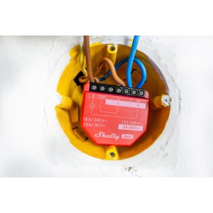 Shelly Relaismodul PM Gen3, rot, Unterputzmontage mit angeschlossenen Kabeln.