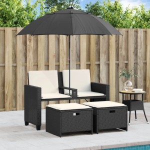 Schwarzes 2-Sitzer Gartensofa mit Sonnenschirm und Hockern aus Poly-Rattan.